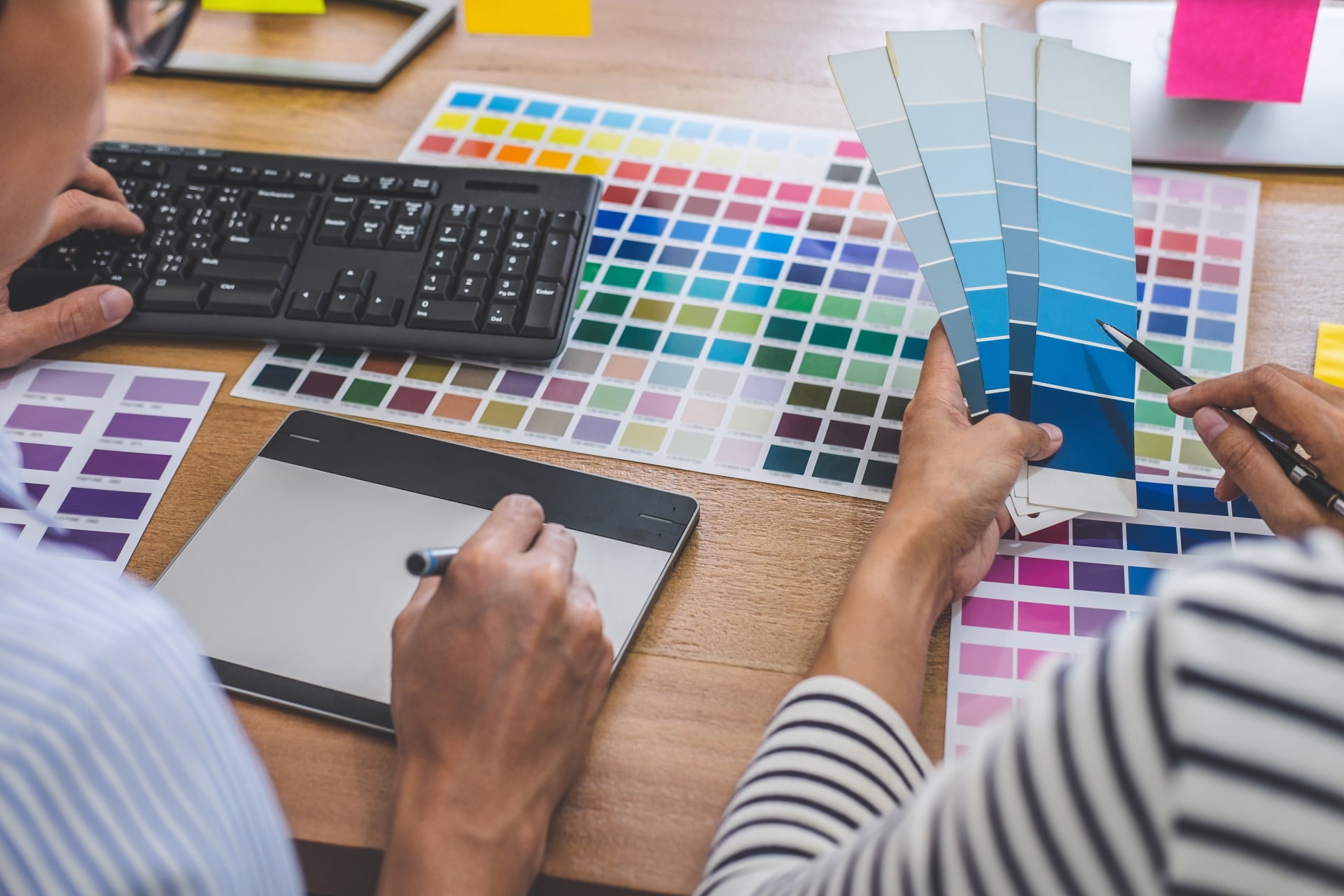two-colleagues-creative-graphic-designer-working-o-GQ3GMPU-min
